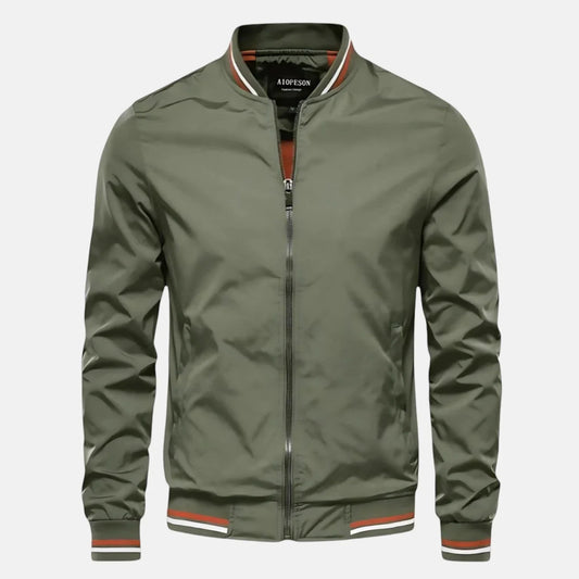 Voorkant van de Rick casual herenjas in een groene kleur, met rits gesloten, model staat ontspannen.