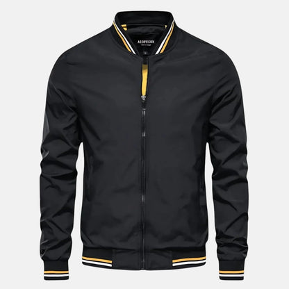 Zijaanzicht van de Rick casual herenjas in marineblauw, gedragen door een man tijdens een stadswandeling.