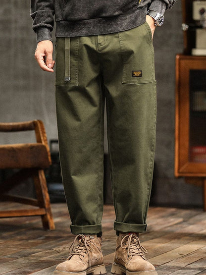Textuurdetail van het zware katoenen twill van de kaki broek, met focus op de duurzame weving.