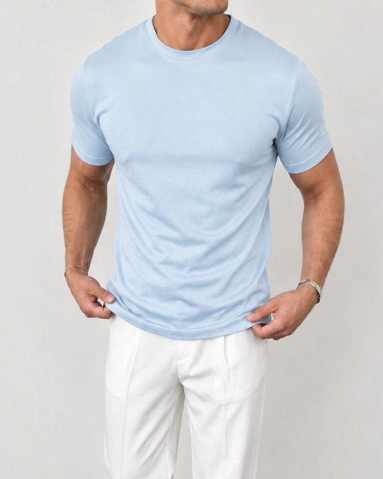 Vooraanzicht van een man die een lichtblauw Frank Luxe Heren T-shirt draagt, met de nadruk op de getailleerde pasvorm.