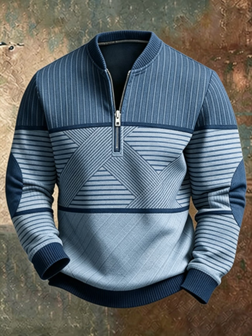 Man draagt de blauwe Emiel sweater casual gecombineerd met een jeans, staand in een stedelijke omgeving.