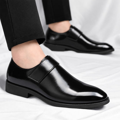 De paarse leren loafers gefotografeerd onder een lichte hoek, waarbij de glans van het leer opvalt.