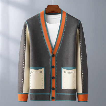 Zwarte Casimir cardigan aan de voorkant, gedragen door een man, met focus op de volledige knoopsluiting en opgestikte zakken.