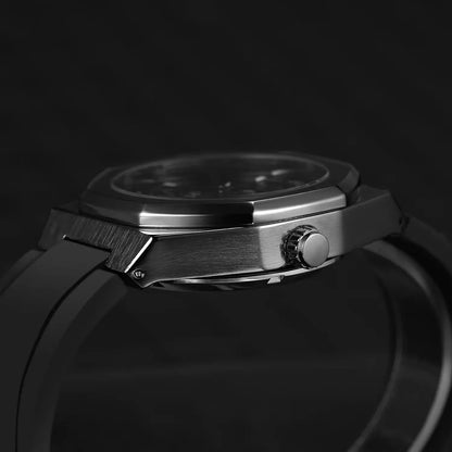 Het gouden Vigo automatische horloge in een lifestyle setting, passend bij een verfijnde outfit van een man.