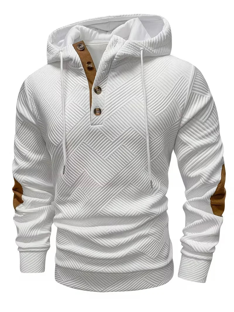 Mannelijk model in een casual setting, draagt de witte Jesper hoodie gecombineerd met jeans voor een frisse uitstraling.