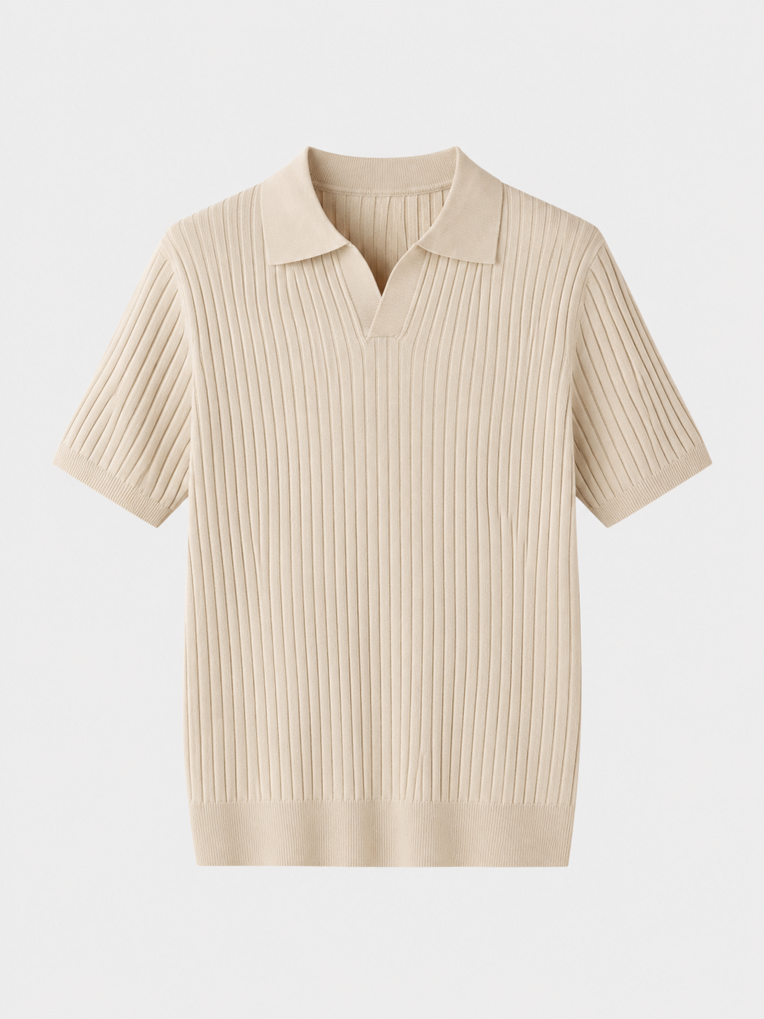 Beige V-hals poloshirt gedragen door een man in een stedelijke omgeving, dynamische pose en outfit.