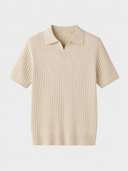 Beige V-hals poloshirt gedragen door een man in een stedelijke omgeving, dynamische pose en outfit.