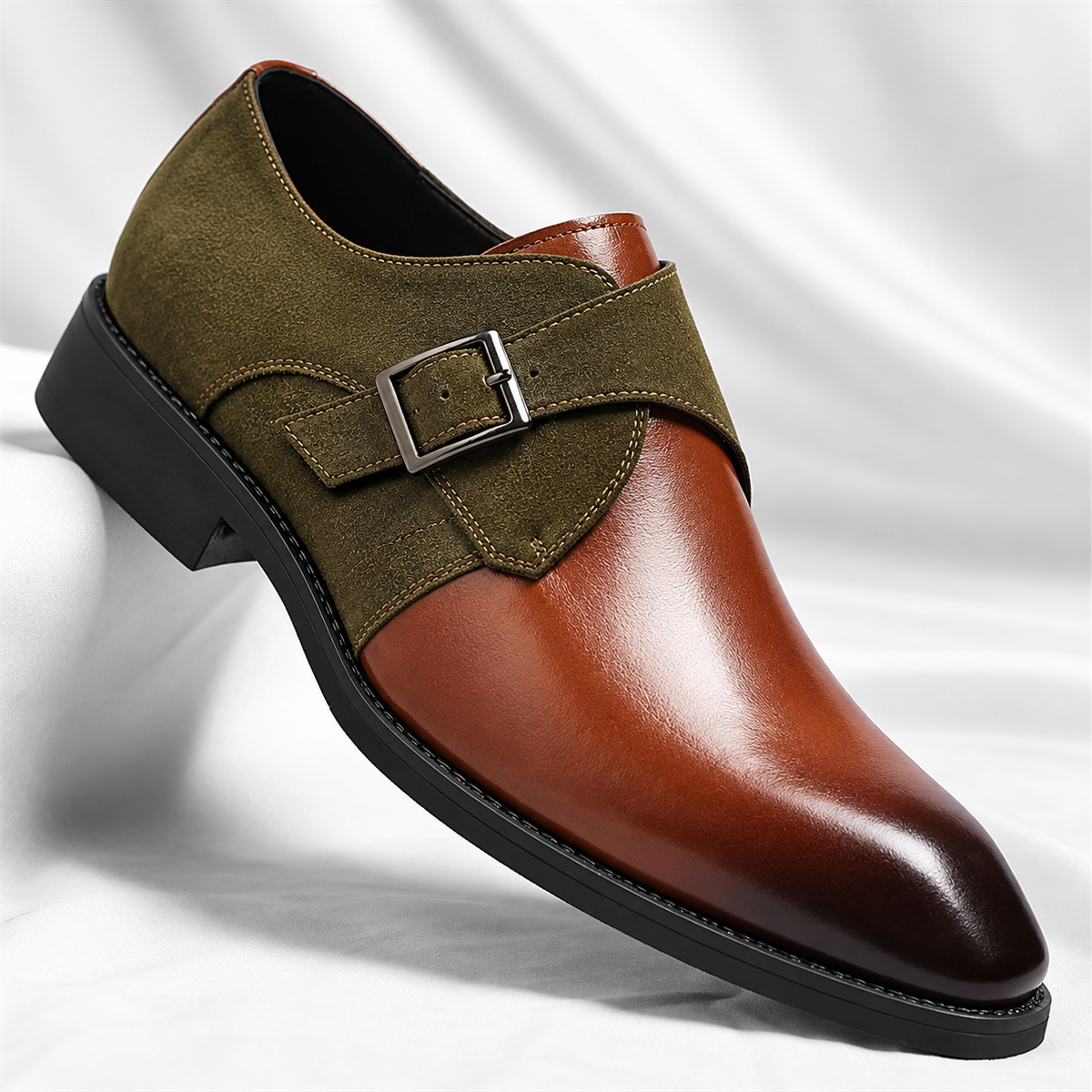 Vooraanzicht van de bruine Kiran heren loafers, met de elegante suède accenten duidelijk zichtbaar.