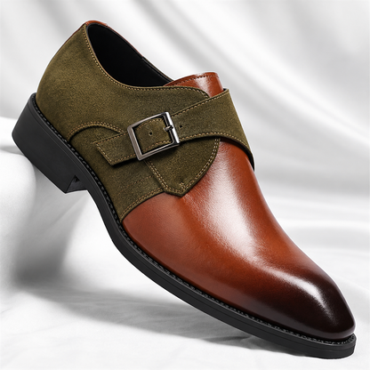 Vooraanzicht van de bruine Kiran heren loafers, met de elegante suède accenten duidelijk zichtbaar.