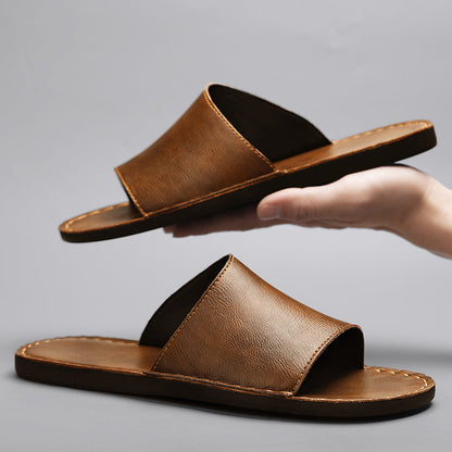 Een man die de bruine leren sandalen draagt tijdens een zomerse wandeling op een zandpad.