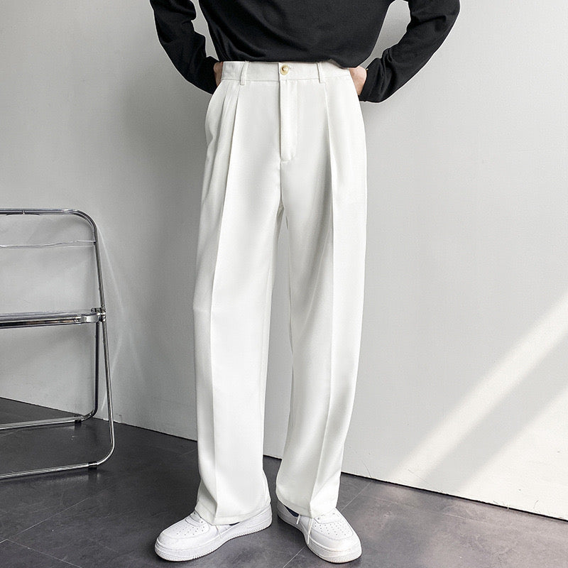 Een man loopt dynamisch in de zwarte pantalon, waarbij het comfort en de uitstekende pasvorm worden getoond.