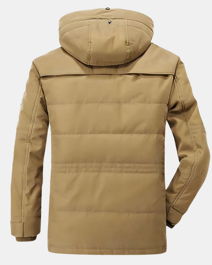 Man draagt de bruine Merijn gewatteerde winterjas in een casual wintersetting, toont de veelzijdigheid.