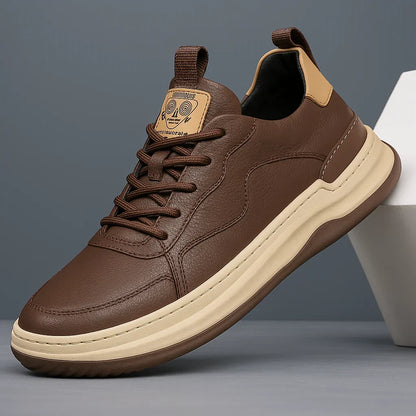 Groene premium herensneakers, in een dynamische pose, als onderdeel van een actieve levensstijl en stedelijke verkenningen.