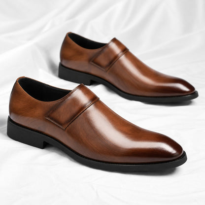 Detailopname van de fijne textuur van het echte leer van de paarse leren loafers, met subtiele stiksels zichtbaar.