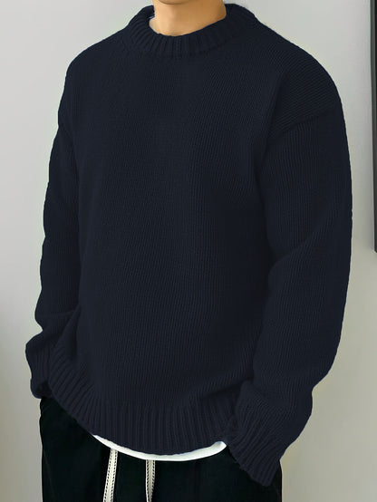 Zijaanzicht van een man die de zwarte heren sweater draagt, gecombineerd met een casual broek voor een complete look.