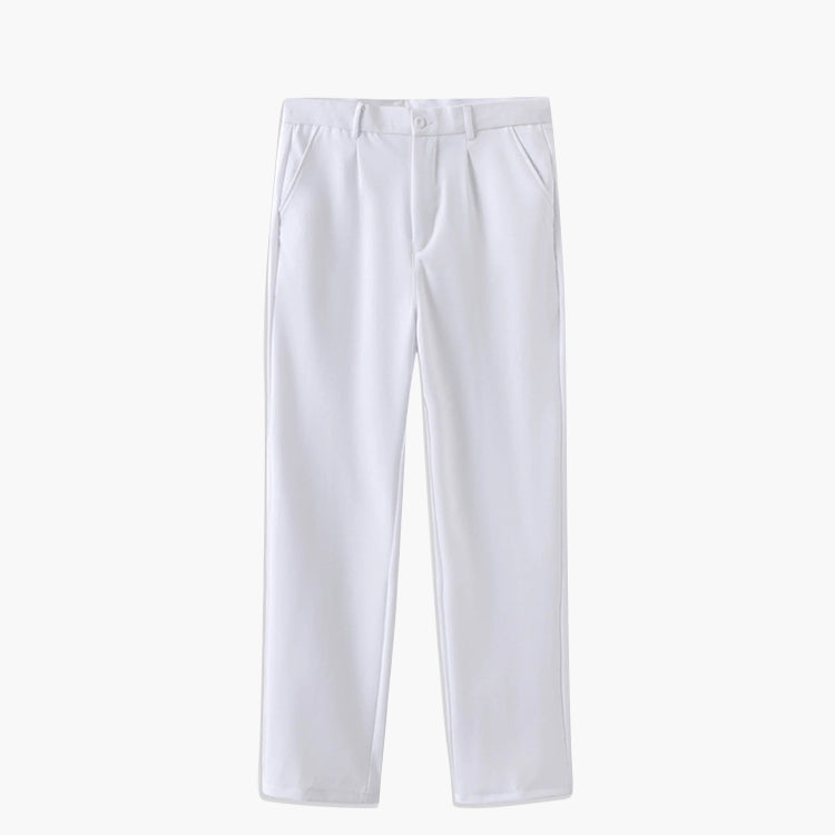 Een man zit elegant in de witte pantalon, wat de bewegingsvrijheid en de stijlvolle pasvorm accentueert.
