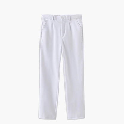 Een man zit elegant in de witte pantalon, wat de bewegingsvrijheid en de stijlvolle pasvorm accentueert.