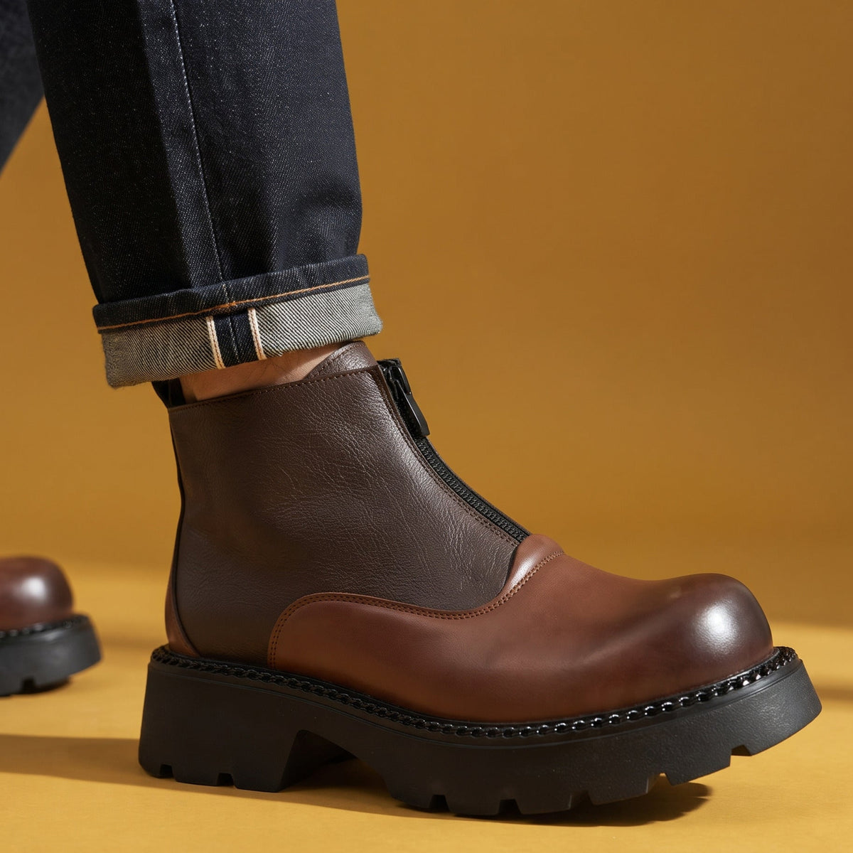 Zijaanzicht van de robuuste leren herenlaarzen, waarbij de chunky lug zool en de ergonomisch gedempte binnenzool zichtbaar zijn.