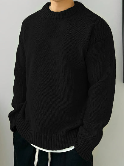Man toont de flexibiliteit van de groene heren sweater met lichte stretch, staand in een ontspannen pose.
