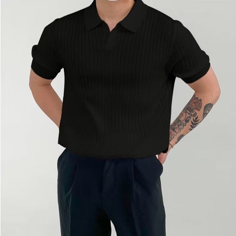 Wit V-hals poloshirt, met een lichte plooi, wat de soepelheid van de stof laat zien, elegant.
