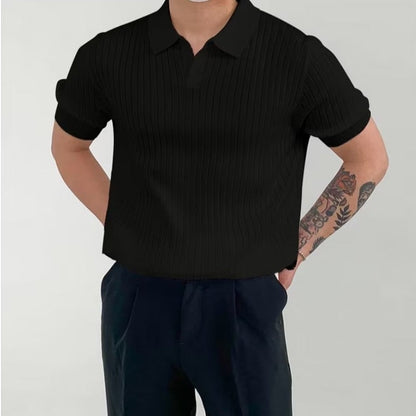 Wit V-hals poloshirt, met een lichte plooi, wat de soepelheid van de stof laat zien, elegant.