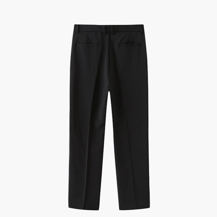 Achterkant van de zwarte herenpantalon, met subtiele plooien en een verfijnde afwerking van de zakken.