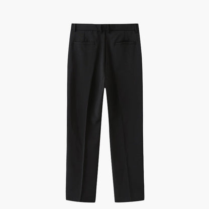 Achterkant van de zwarte herenpantalon, met subtiele plooien en een verfijnde afwerking van de zakken.