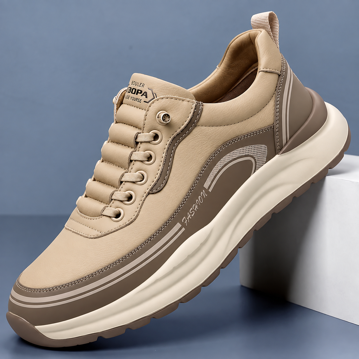 Detail van de wolkzachte, dempende zool van de Aris leren sneakers, gezien vanaf de zijkant.