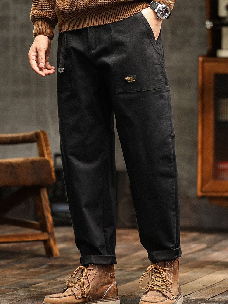 Achterkant van de marineblauwe Wessel broek, gedragen door een model, toont de relaxte pasvorm en cleane afwerking.