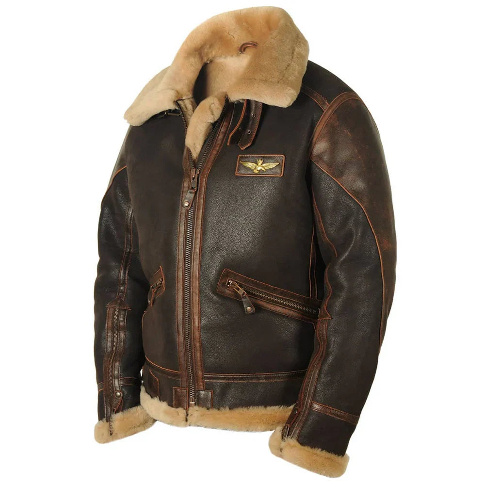 Volledige voorkant van de bruine Kester aviator jas, gedragen door een man, toont de klassieke pasvorm.