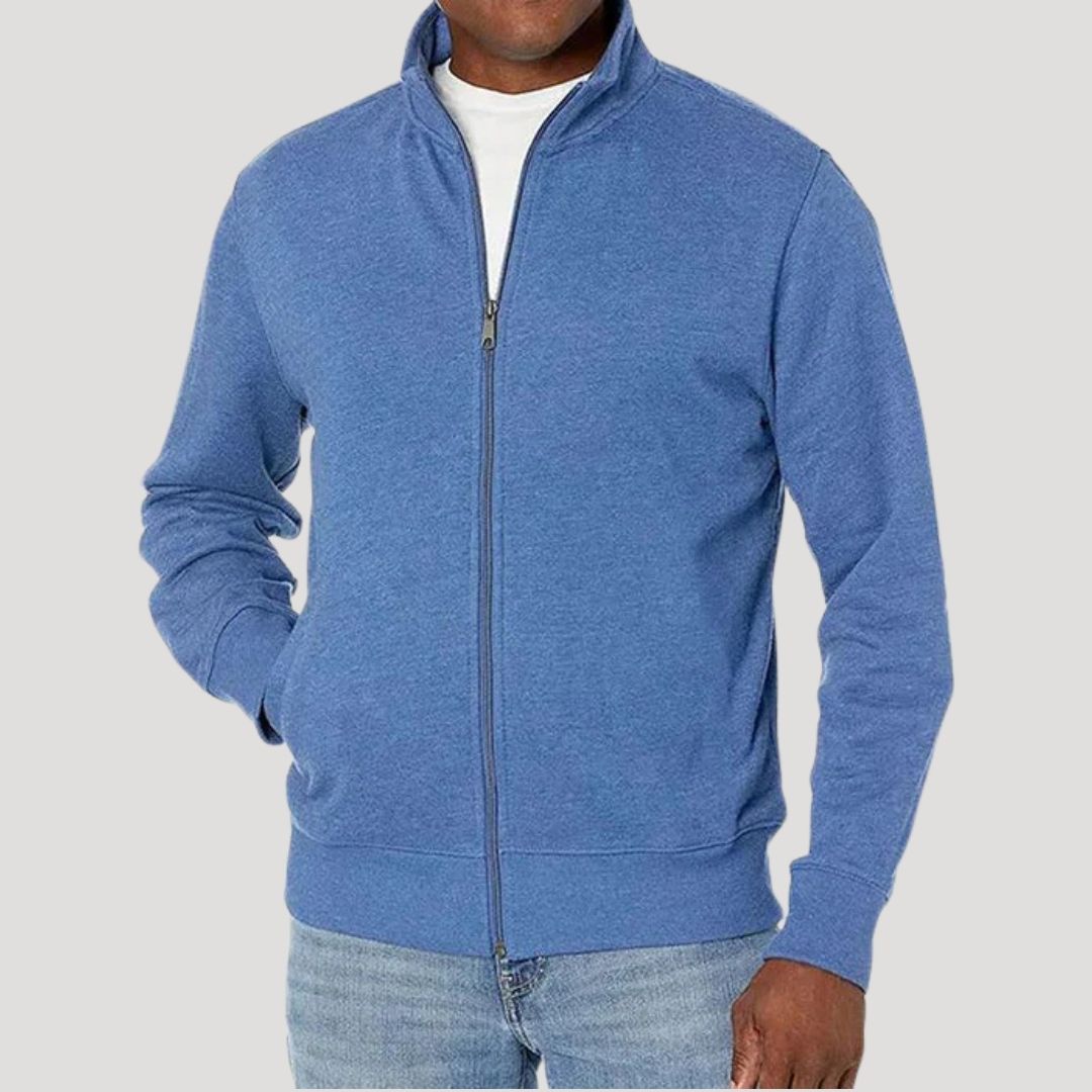 Stapel opgevouwen Tijl heren jassen in diverse kleuren, klaar voor dagelijks gebruik en avonturen.