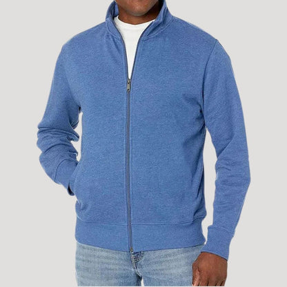 Stapel opgevouwen Tijl heren jassen in diverse kleuren, klaar voor dagelijks gebruik en avonturen.