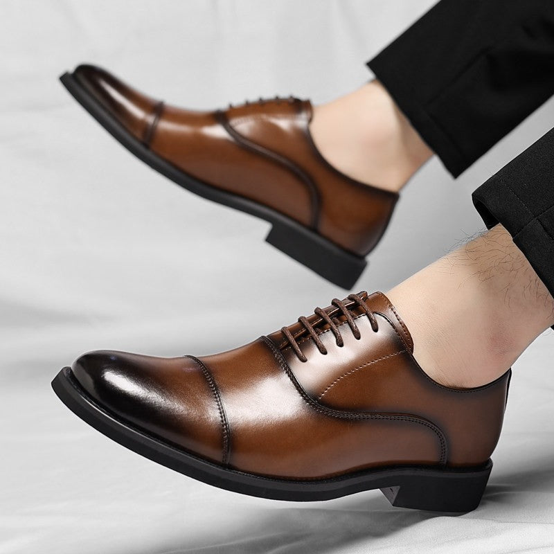De rubberen zool van de Jelte leren herenschoenen, met antislip profiel, gefotografeerd van onderaf.