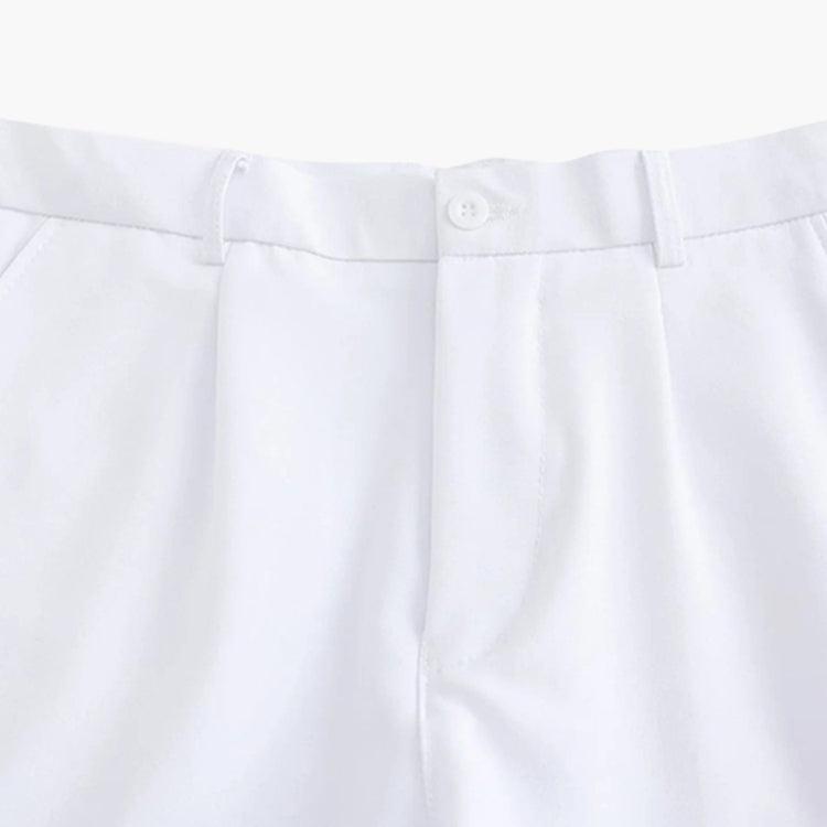 Witte pantalon vakkundig gecombineerd met een licht overhemd en formele schoenen voor een complete outfit.