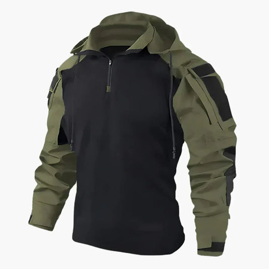 Mannelijk model draagt de Arne Stijlvolle Casual Hoodie in donkergroen, staand in een stedelijke omgeving met de capuchon op, frontaal zicht.
