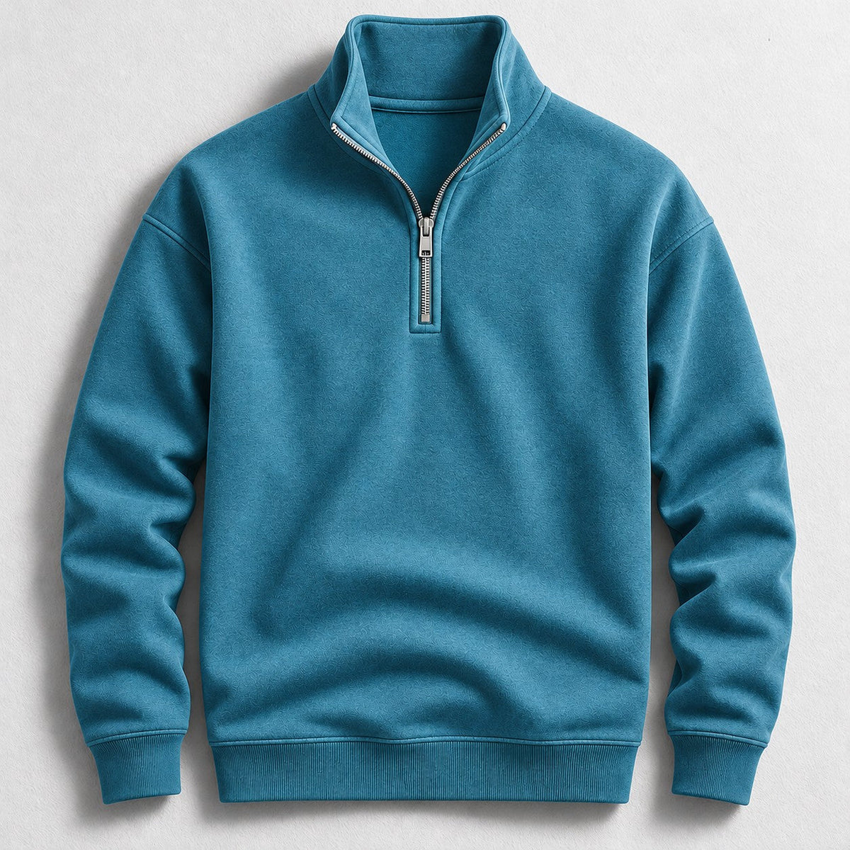 Voorbeeld van de Wiebren kwartrits trui in blauw, met de rits half open, gedragen door een man.
