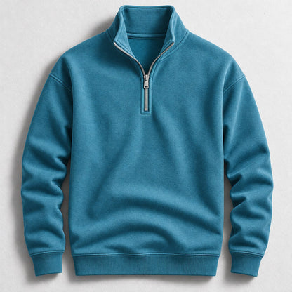 Voorbeeld van de Wiebren kwartrits trui in blauw, met de rits half open, gedragen door een man.