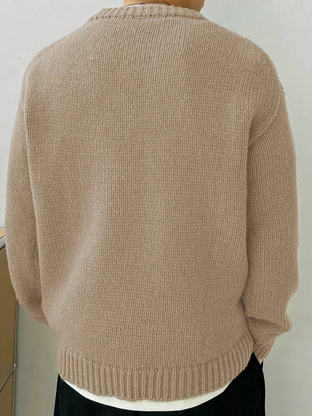 Achterzicht van de zwarte heren sweater, toont de naadloze afwerking en de nette silhouet van de trui.