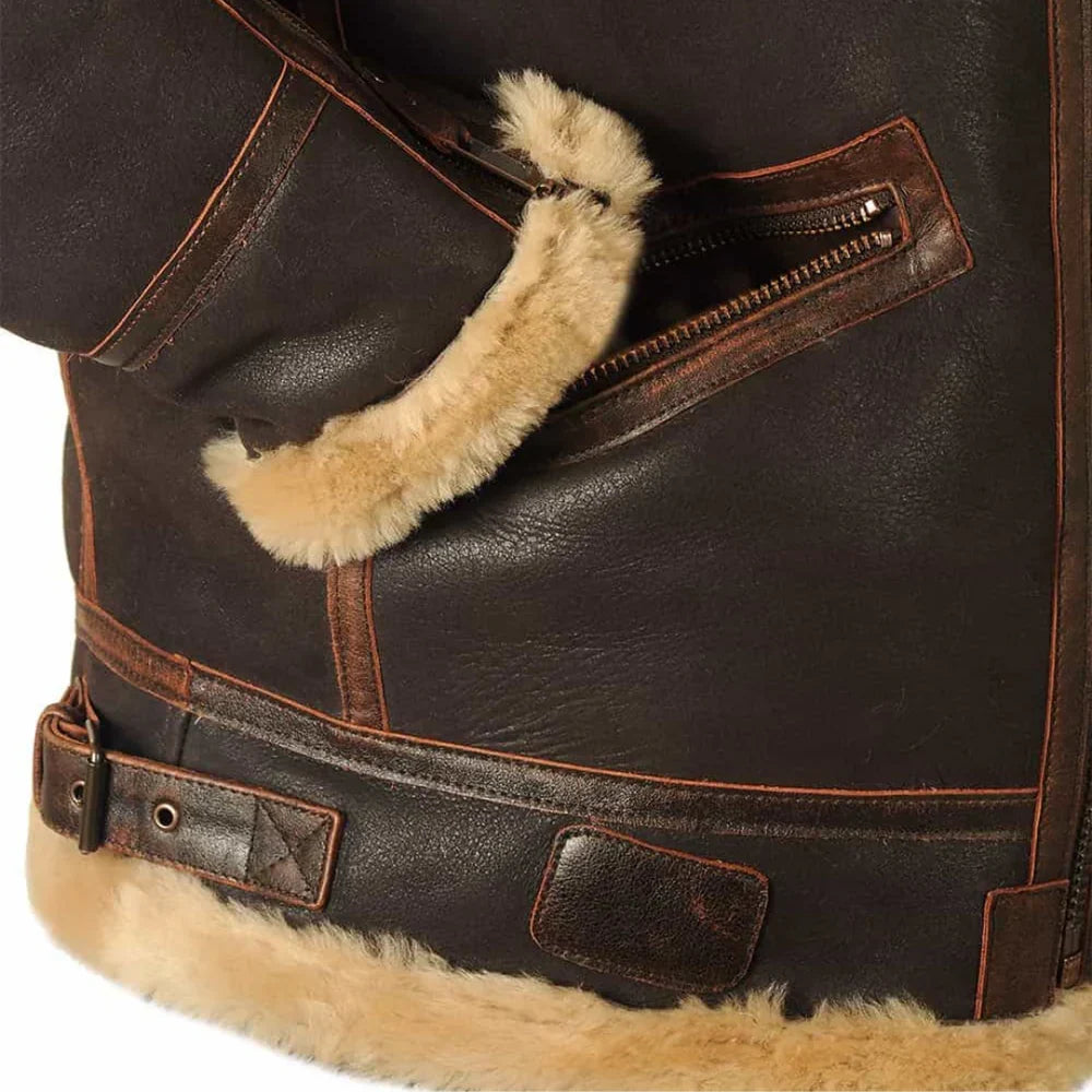 Man draagt de Kester jas in een stedelijke omgeving, perfect voor een casual maar verzorgde look.