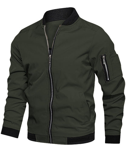 Man draagt de Jaron jas in legergroen, gecombineerd met een donkere jeans, voor een casual look.