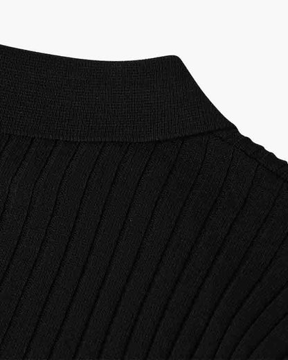 Zwart herenpoloshirt, met de nadruk op de veelzijdigheid voor verschillende outfits en gelegenheden.