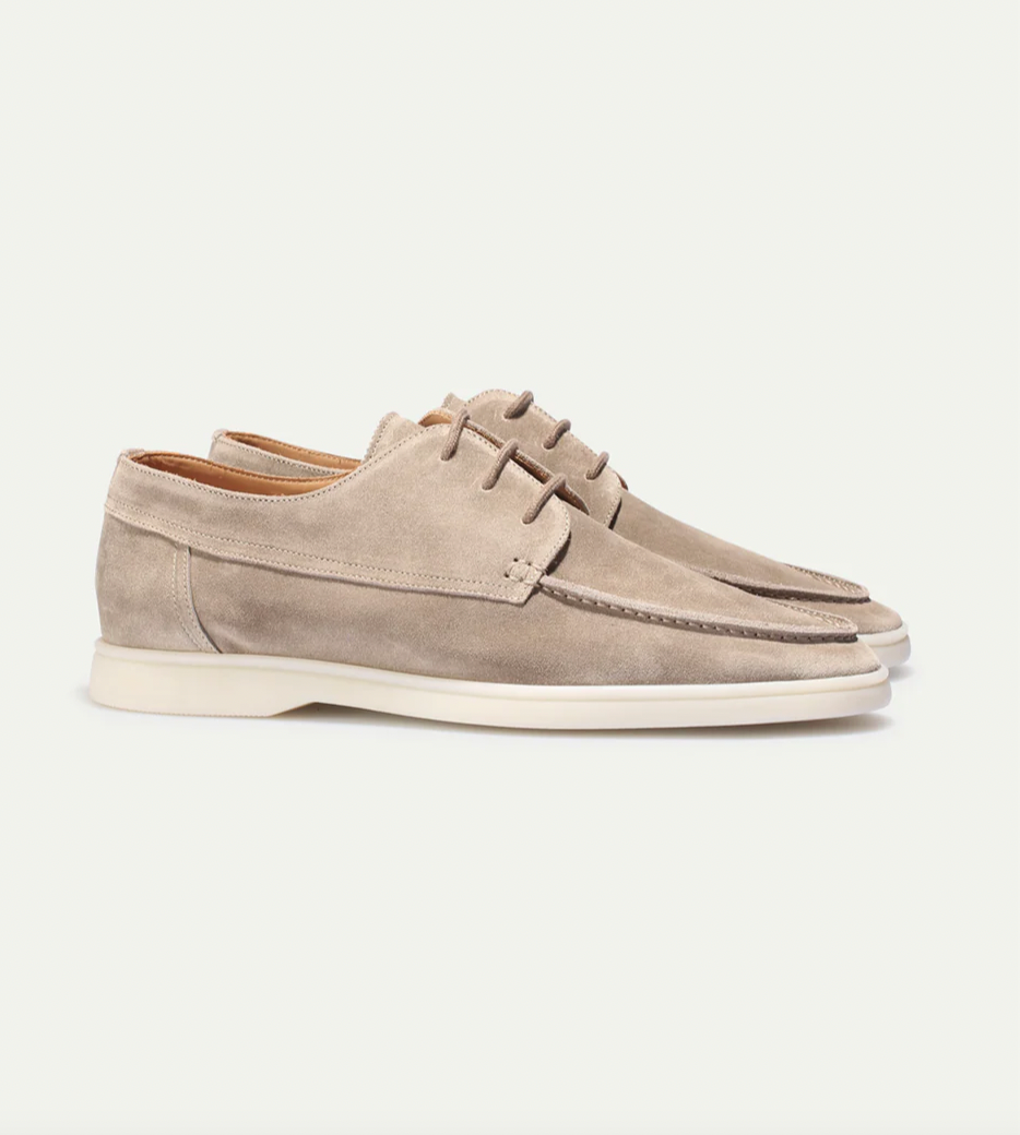 Closeup van de antislip rubberen zool van de heren loafers, die uitstekende grip en stabiliteit biedt op diverse ondergronden.