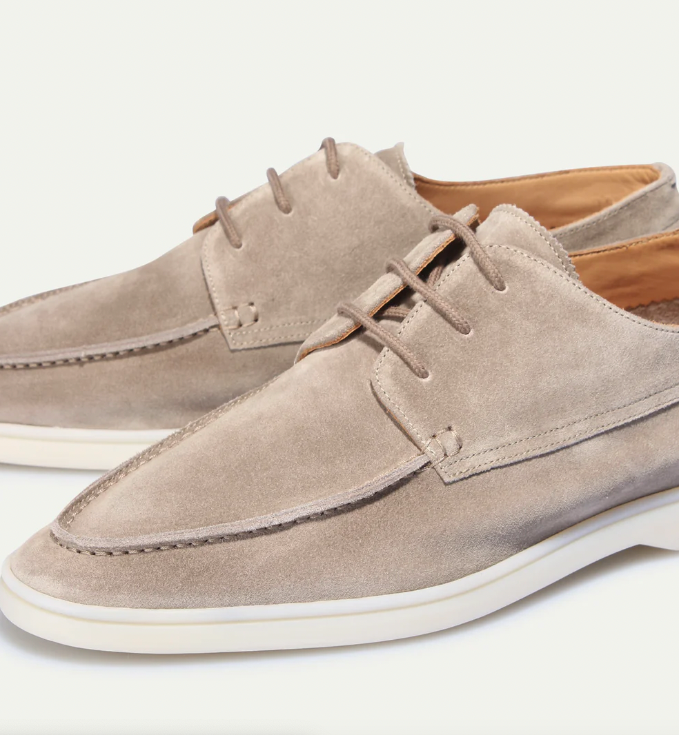 Bovenaanzicht van beide Roel loafers, gepositioneerd naast elkaar, met de kleurvariaties marineblauw en lichtbeige.