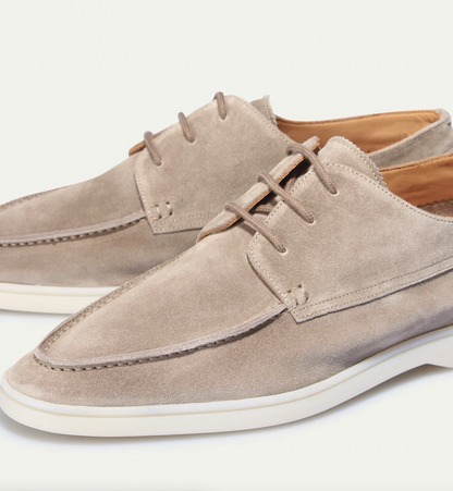 Bovenaanzicht van beide Roel loafers, gepositioneerd naast elkaar, met de kleurvariaties marineblauw en lichtbeige.