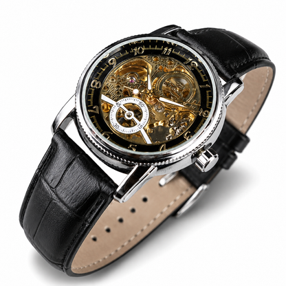 Het Marius horloge subtiel gefotografeerd naast een manchet van een overhemd, benadrukkend hoe het horloge elegantie toevoegt aan elke outfit.