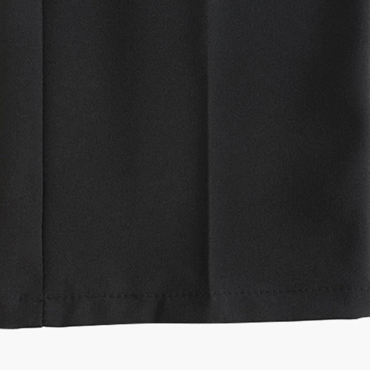 Achterkant van de witte getailleerde pantalon, met zorgvuldig afgewerkte zakdetails en een naadloos ontwerp.
