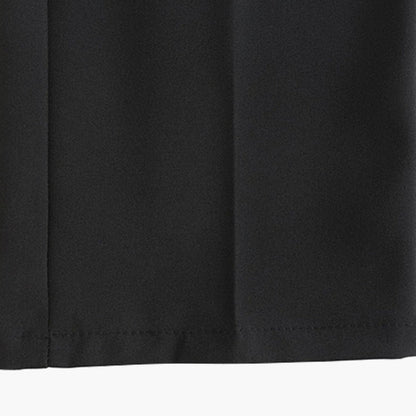Achterkant van de witte getailleerde pantalon, met zorgvuldig afgewerkte zakdetails en een naadloos ontwerp.