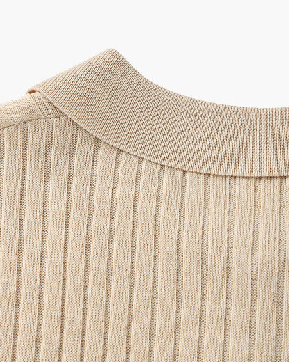 Wit poloshirt voor heren, close-up van de stofvezels en de fijne ribbeltextuur, materiaaldetail.