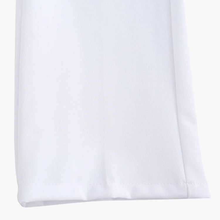 Een elegante herenpantalon, zorgvuldig opgevouwen op een plank, toont de veelzijdigheid van de formele kleding.