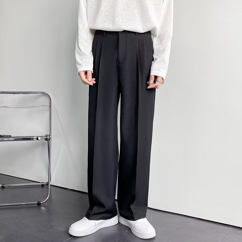 Close-up van de stoftextuur van de witte pantalon, die de hoge kwaliteit en luxueuze uitstraling benadrukt.